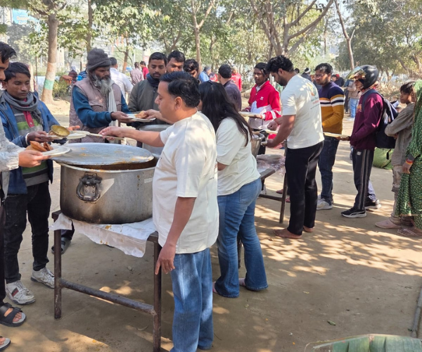 Continuous food service in the park by NGO volunteers